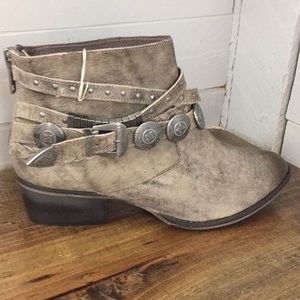 Naughty monkey anchorage boot